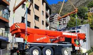 Coordinació del descens d’una grua mòbil al riu per als treballs de FEDA